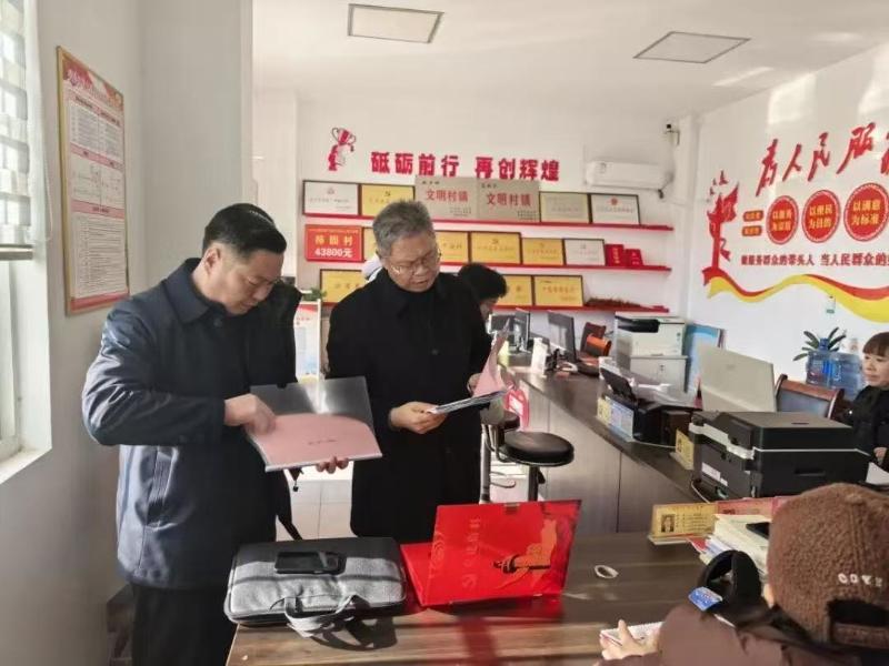 陈淑文督导村集体“三资”管理及高标准农田管护工作