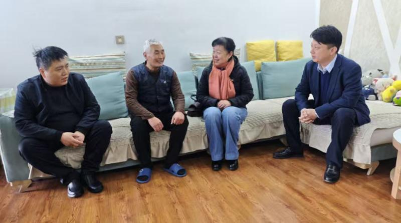 市委宣传部、市公路局联合莅区走访慰问新时代好少年和道德模范