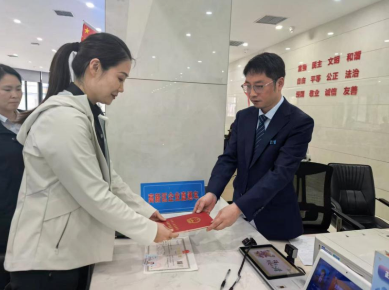 新乡高新区首本“带押过户”不动产权证书成功办结